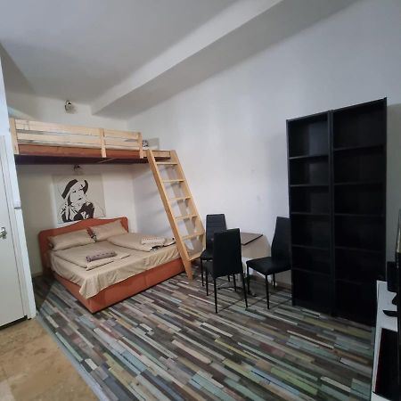 7Dab Apartment Bezeredj Contactless Self -Check-In Boedapest Buitenkant foto